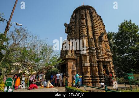 Bhubaneshwar, Indien - Februar 2021: Menschen, die am 8. Februar 2021 im Nageshwar-Tempel in Bhubaneshwar, Odisha, Indien, Opfergaben darbringen. Stockfoto