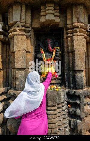 Bhubaneshwar, Indien - Februar 2021: Eine Frau, die am 8. Februar 2021 im Nageshwar-Tempel in Bhubaneshwar, Odisha, Indien, eine Opfergabe dargebracht hat. Stockfoto