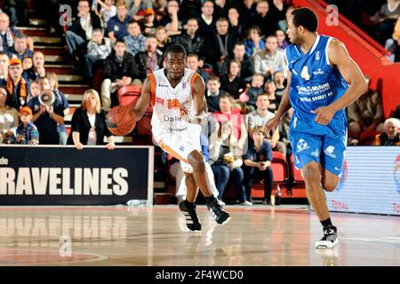 BASKETBALL - FRANZÖSISCHE MEISTERSCHAFT PRO A 2010-2011 - GRAVELINES (FRA) - 09/11/2010 - FOTO : JEAN-FRANCOIS MOLLIERE / DPPI - GRAVELINES V POITIERS - YANNICK BOKOLO (GRA) Stockfoto