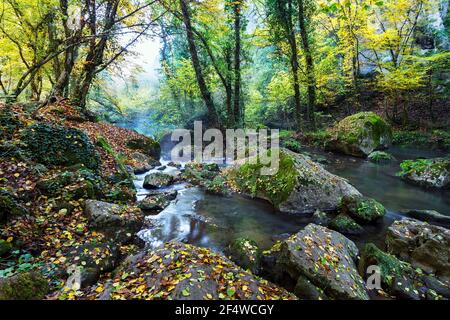 Ein landschaftlich schöner Wasserfall Blick auf den Monte Gelato im Herbst Stockfoto