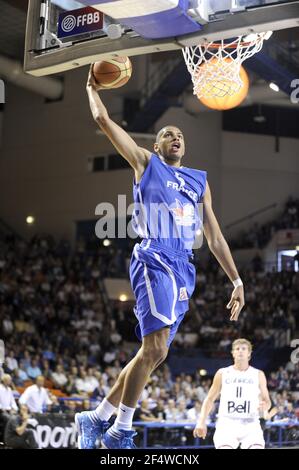 BASKETBALL - VORBEREITUNG EURO 2011 - FRANKREICH V KANADA - PAU (FRA) - 26/07/2011 - FOTO : JEAN FRANCOIS MOLLIERE / DPPI - BATUM NICOLAS (FRA) Stockfoto