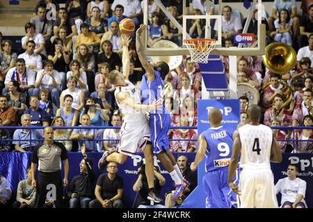 BASKETBALL - VORBEREITUNG EURO 2011 - FRANKREICH V KANADA - PAU (FRA) - 26/07/2011 - FOTO : JEAN FRANCOIS MOLLIERE / DPPI - TURIAF RONNY (FRA) Stockfoto