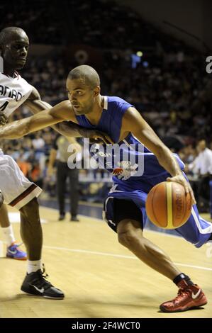 BASKETBALL - VORBEREITUNG EURO 2011 - FRANKREICH V KANADA - PAU (FRA) - 26/07/2011 - FOTO : JEAN FRANCOIS MOLLIERE / DPPI - PARKER TONY (FRA) Stockfoto