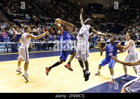 BASKETBALL - VORBEREITUNG EURO 2011 - FRANKREICH V KANADA - PAU (FRA) - 26/07/2011 - FOTO : JEAN FRANCOIS MOLLIERE / DPPI - PARKER TONY (FRA) Stockfoto