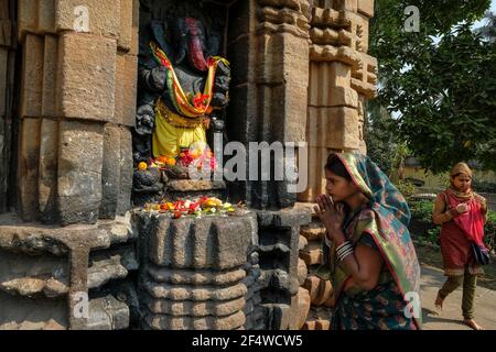 Bhubaneshwar, Indien - Februar 2021: Eine Frau, die am 8. Februar 2021 im Nageshwar-Tempel in Bhubaneshwar, Odisha, Indien, eine Opfergabe dargebracht hat. Stockfoto