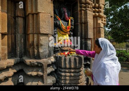 Bhubaneshwar, Indien - Februar 2021: Eine Frau, die am 8. Februar 2021 im Nageshwar-Tempel in Bhubaneshwar, Odisha, Indien, eine Opfergabe dargebracht hat. Stockfoto