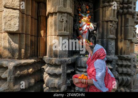 Bhubaneshwar, Indien - Februar 2021: Eine Frau, die am 8. Februar 2021 im Nageshwar-Tempel in Bhubaneshwar, Odisha, Indien, eine Opfergabe dargebracht hat. Stockfoto