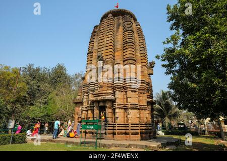 Bhubaneshwar, Indien - Februar 2021: Menschen, die am 8. Februar 2021 im Nageshwar-Tempel in Bhubaneshwar, Odisha, Indien, Opfergaben darbringen. Stockfoto