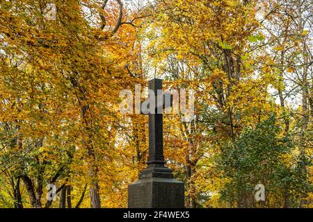 Blick auf den berühmten Alten Nordfriedhof von München, Deutschland mit historischen Grabsteinen. Seit 1944 werden hier keine Beerdigungen mehr abgehalten. Stattdessen ist der Friedhof Stockfoto