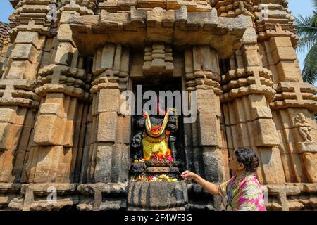 Bhubaneshwar, Indien - Februar 2021: Eine Frau, die am 8. Februar 2021 im Nageshwar-Tempel in Bhubaneshwar, Odisha, Indien, eine Opfergabe dargebracht hat. Stockfoto