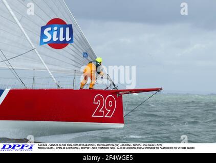 SEGELN - VENDEE GLOBE 2004-2005 VORBEREITUNG - SOUTHAMPTON (UK) - 05/2004 - FOTO : JON NASH / DPPI IMOCA KLASSE - GEÖFFNET 60 BEI RACING / SKIPPER : ALEX THOMSON (UK) - ALEX SUCHT EINEN SPONSOR, UM VENDEE GLOBE TEILNEHMEN Stockfoto