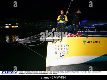 SEGELN - VOLVO OCEAN RACE 2005-2006 - ETAPPE 1 : VIGO (ESP) NACH KAPSTADT (RSA) - CAPE TOWN (RSA) ZIEL - 01/12/2005 - FOTO : JON NASH / DPPI ABN AMRO 2 (NED) (WEISS) / SKIPPER : SEBASTIEN JOSSE (FRA) / 2ND ETAPPE 1 Stockfoto