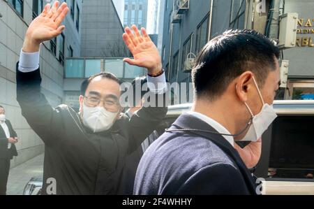 Seoul, Südkorea. März 2021, 22nd. Thae Yong-Ho, ehemaliger Diplomat Nr. 2 an der nordkoreanischen Botschaft in London und aktueller Gesetzgeber der südkoreanischen Hauptoppositionspartei People Power Party (PPP), verlässt das Land, nachdem er den Hauptoppositionskandidaten von PPP, Oh SE-Hoon, für die bürgermeisterliche Nachwahlkampagne am 7. April in Seoul begleitet hat. (Foto von Jaewon Lee/SOPA Images/Sipa USA) Quelle: SIPA USA/Alamy Live News Stockfoto