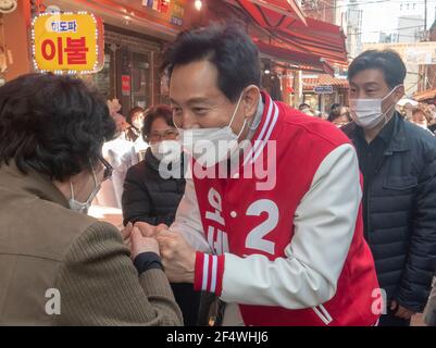 Seoul, Südkorea. März 2021, 22nd. Oh SE-Hoon, südkoreanische Hauptoppositionspartei People Power Party (PPP) 's Kandidat begrüßt seinen Unterstützer während der Mai 7 Seoul Bürgermeisterlichen Nachwahl Wahlkampf Rallye an einem Markt. (Foto von Jaewon Lee/SOPA Images/Sipa USA) Quelle: SIPA USA/Alamy Live News Stockfoto