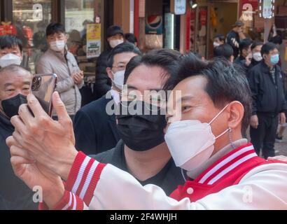 Seoul, Südkorea. März 2021, 22nd. Oh SE-Hoon, der Kandidat der südkoreanischen Hauptoppositionspartei People Power Party (PPP) nimmt ein Selfie mit seinem Unterstützer während der bürgermeisterlichen Nachwahlkampagne in Seoul am 7. April an einem Markt. (Foto von Jaewon Lee/SOPA Images/Sipa USA) Quelle: SIPA USA/Alamy Live News Stockfoto