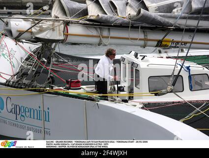 SEGELN - GRANDS RECORDS - YOKOHAMA (JAP) NACH SAN FRANCISCO (USA) - YOKOHAMA START - 29/05/2006 - FOTO : KAORU SOEHATA / CAP GEMINI SCHNEIDER ELECTRIC / DPPI GERONIMO / SKIPPER : OLIVIER DE KERSAUSON (FRA) AM STEUER Stockfoto