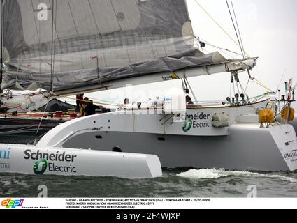 SEGELN - GRANDS RECORDS - YOKOHAMA (JAP) NACH SAN FRANCISCO (USA) - YOKOHAMA START - 29/05/2006 - FOTO : KAORU SOEHATA / CAP GEMINI SCHNEIDER ELECTRIC / DPPI GERONIMO / SKIPPER : OLIVIER DE KERSAUSON (FRA) Stockfoto