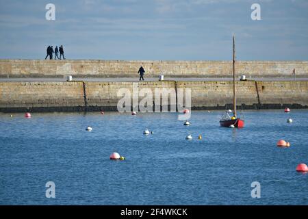 Landschaft mit Blick auf den steinernen Pier an der Ostseite des Howth Harbour Lighthouse in Dublin County Leinster, Irland. Stockfoto