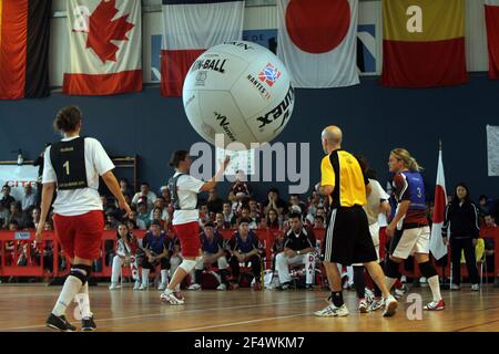 KIN BALL - WM 2011 - NANTES (FRA) - 30/11/2011 - FOTO : JEAN-MARC MOUCHET / DPPI - FRAUENFINALE - KANADA - JAPAN - SCHWEIZ Stockfoto