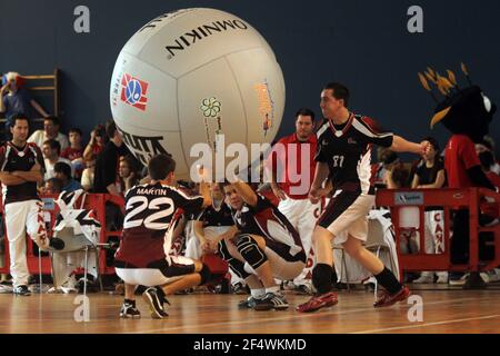 KIN BALL - WM 2011 - NANTES (FRA) - 30/11/2011 - FOTO : JEAN-MARC MOUCHET / DPPI - MÄNNER - FINALE - KANADA - JAPAN - FRANKREICH Stockfoto