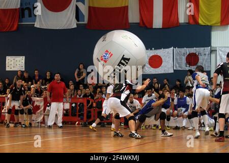 KIN BALL - WM 2011 - NANTES (FRA) - 30/11/2011 - FOTO : JEAN-MARC MOUCHET / DPPI - MÄNNER - FINALE - KANADA - JAPAN - FRANKREICH Stockfoto