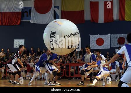 KIN BALL - WM 2011 - NANTES (FRA) - 30/11/2011 - FOTO : JEAN-MARC MOUCHET / DPPI - MÄNNER - FINALE - KANADA - JAPAN - FRANKREICH Stockfoto