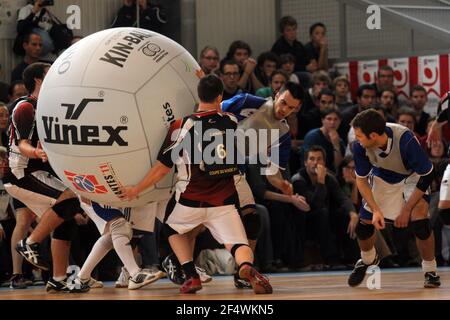 KIN BALL - WM 2011 - NANTES (FRA) - 30/11/2011 - FOTO : JEAN-MARC MOUCHET / DPPI - MÄNNER - FINALE - KANADA - JAPAN - FRANKREICH Stockfoto