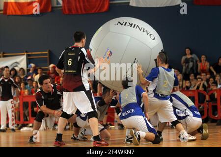 KIN BALL - WM 2011 - NANTES (FRA) - 30/11/2011 - FOTO : JEAN-MARC MOUCHET / DPPI - MÄNNER - FINALE - KANADA - JAPAN - FRANKREICH Stockfoto