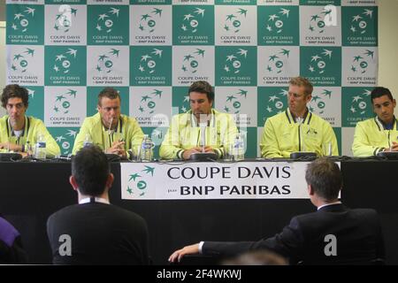 Team Australia ( l zu r, Thanansi Kokkinakis , Lleyton Hewitt , Team Captain Patrick Rafter , Chris Guccione , Nick Kyrgios , während der Tennis Davis Cup 2014 Weltgruppe 1st Runde Pressekonferenz, am 30. Januar 2014 in Nantes, in Frankreich. Foto Jean-Marc Mouchet / DPPI Stockfoto