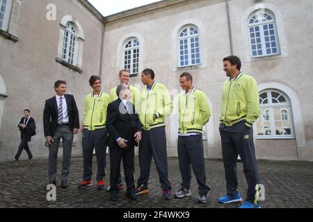 Jean Gachassin, Präsident des Tennis Französisch Federation , mit dem Team Australien ( l zu r, Thananansi Kokkinakis , Chris Guccione , Nick Kyrgios , Lleyton Hewitt und Teamkapitän Patrick Rafter ), während der Tennis Davis Cup 2014 Weltgruppe 1st Runde Pressekonferenz, am 30. Januar, 2014 in Nantes, Frankreich. Foto Jean-Marc Mouchet / DPPI Stockfoto