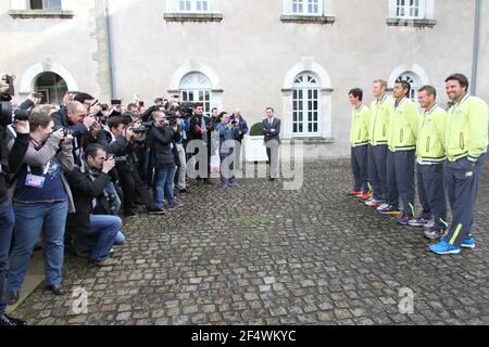 Fotografen mit dem Team Australien ( l bis r, Thanansi Kokkinakis , Chris Guccione , Nick Kyrgios , Lleyton Hewitt und Teamkapitän Patrick Rafter ), während der Tennis Davis Cup 2014 Weltgruppe 1st Runde Pressekonferenz, am 30. Januar 2014 in Nantes, in Frankreich. Foto Jean-Marc Mouchet / DPPI Stockfoto