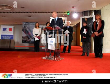 OMNISPORTS - TROPHÄE FRAUEN UND SPORT - PARIS (FRA) - 07/03/08 FOTO : JULIEN GIRARDOT / DPPI FRANZÖSISCHER SPORTMINISTER BERNARD LAPORTE Stockfoto