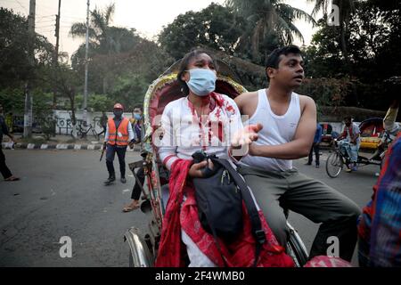 Dhaka, Bangladesch. März 2021, 23rd. Mehrere Aktivisten des Pragatischil Chhatra Jote wurden verletzt, nachdem angebliche Mitglieder der Chhatra League ihr Protestprogramm gegen den Besuch des indischen Premierministers Narendra Modi vor dem Lehrer-Studenten-Zentrum (TSC) an der Dhaka Universität in Bangladesch angegriffen hatten. Quelle: Harun-or-Rashid/ZUMA Wire/Alamy Live News Stockfoto