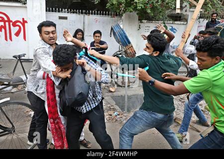 Dhaka, Bangladesch. März 2021, 23rd. Mehrere Aktivisten des Pragatischil Chhatra Jote wurden verletzt, nachdem angebliche Mitglieder der Chhatra League ihr Protestprogramm gegen den Besuch des indischen Premierministers Narendra Modi vor dem Lehrer-Studenten-Zentrum (TSC) an der Dhaka Universität in Bangladesch angegriffen hatten. Quelle: Harun-or-Rashid/ZUMA Wire/Alamy Live News Stockfoto