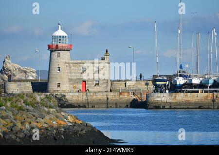Schöner Blick auf den Howth Harbour Lighthouse, ein historisches Wahrzeichen am nördlichen Ende der Dublin Bay in der Grafschaft Leinster, Irland. Stockfoto