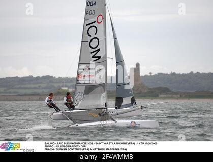 SEGELN - RAID BLEU NORMANDIE 2008 - SAINT VAAST LA HOUGUE (FRA) - 13 BIS 17/08/2008 FOTO : JULIEN GIRARDOT / DPPI / RAID BLEU NORMANDIE FRA004 - GURVAN BONTEMPS (FRA) & MATTHIEU MARFAING (FRA) Stockfoto