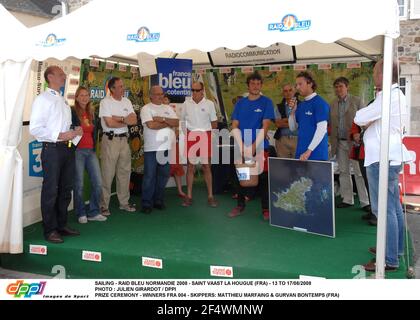 SEGELN - RAID BLEU NORMANDIE 2008 - SAINT VAAST LA HOUGUE (FRA) - 13 BIS 17/08/2008 FOTO : JULIEN GIRARDOT / DPPI PREISVERLEIHUNG - GEWINNER FRA 004 - SKIPPER: MATTHIEU MARFAING & GURVAN BONTEMPS (FRA) Stockfoto