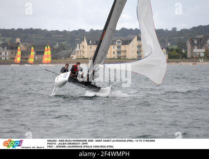 SEGELN - RAID BLEU NORMANDIE 2008 - SAINT VAAST LA HOUGUE (FRA) - 13 BIS 17/08/2008 FOTO : JULIEN GIRARDOT / DPPI FRA1 - JEREMIE LAGARRIGUE (FRA) & YANN RIOU (FRA) Stockfoto