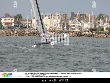 SEGELN - RAID BLEU NORMANDIE 2008 - SAINT VAAST LA HOUGUE (FRA) - 13 BIS 17/08/2008 FOTO : JULIEN GIRARDOT / DPPI FRA946 - YVAN BOURGNON (FRA) & DJAMINA HOUDET CASENEUVE (FRA) Stockfoto