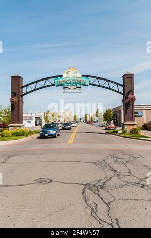 Das historische Tor an der Commercial Avenue zur Innenstadt von Anacortes, Washington. Stockfoto