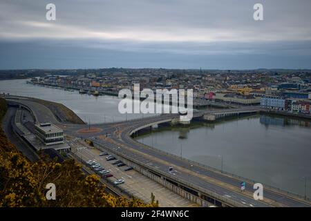 Luftaufnahme der Stadt Waterford. Irland. Brücke über den Fluss Suir und Eingangsbrücke in die Stadt Stockfoto