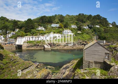 Landschaftlich reizvolle Cornwall Küste Polperro wunderschöner Cornish Hafen in England Im Sommer Stockfoto