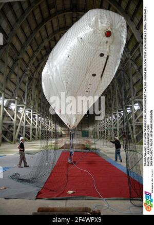 TRANSCHANNEL FLIEGEN MIT LUFTBALLONGETRIEBENEN FAHRRÄDERN - INNENBALLONTEST - ECAUSSEVILLE (FRA) - 26/04/2008 - FOTO : JULIEN GIRARDOT / DPPI DKN PROJEKT / PILOT : STEPHANE ROUSSON Stockfoto