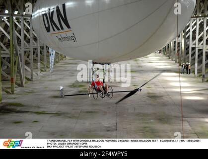 TRANSCHANNEL FLIEGEN MIT LUFTBALLONGETRIEBENEN FAHRRÄDERN - INNENBALLONTEST - ECAUSSEVILLE (FRA) - 26/04/2008 - FOTO : JULIEN GIRARDOT / DPPI DKN PROJEKT / PILOT : STEPHANE ROUSSON Stockfoto