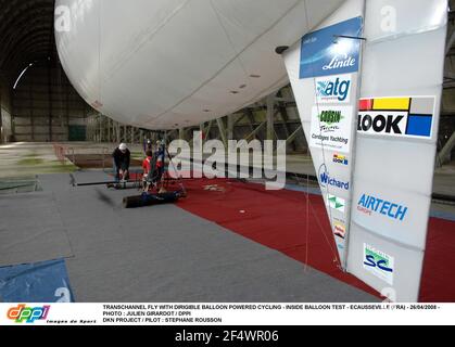 TRANSCHANNEL FLIEGEN MIT LUFTBALLONGETRIEBENEN FAHRRÄDERN - INNENBALLONTEST - ECAUSSEVILLE (FRA) - 26/04/2008 - FOTO : JULIEN GIRARDOT / DPPI DKN PROJEKT / PILOT : STEPHANE ROUSSON Stockfoto