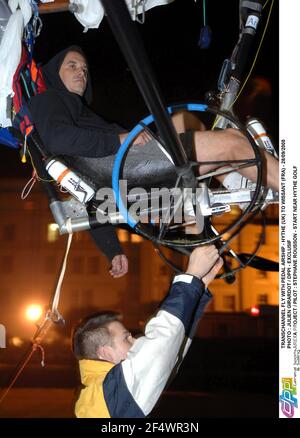 TRANSCHANNEL FLIEGEN MIT TRETLUFTSCHIFF - HYTHE (UK) NACH WISSANT (FRA) - 28/09/2008 FOTO : JULIEN GIRARDOT / DPPI - EXCLUSIF AREXA PROJEKT / PILOT : STEPHANE ROUSSON - START BEI HYTHE GOLF Stockfoto