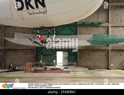 TRANSCHANNEL FLIEGEN MIT LUFTBALLONGETRIEBENEN FAHRRÄDERN - INNENBALLONTEST - ECAUSSEVILLE (FRA) - 26/04/2008 - FOTO : JULIEN GIRARDOT / DPPI DKN PROJEKT / PILOT : STEPHANE ROUSSON Stockfoto