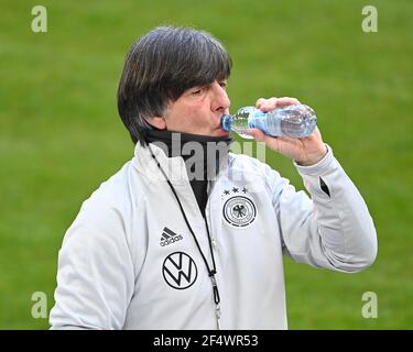 Düsseldorf, Deutschland. März 2021, 23rd. Bundestrainer Joachim Jogi Loew trinkt vor dem Training. GES./Fussball/DFB-Training Düsseldorf, die Team, 23.03.2021 Fußball: Training, Training Deutsche Nationalmannschaft, Düsseldorf, 23. März 2021 Quelle: dpa/Alamy Live News Stockfoto