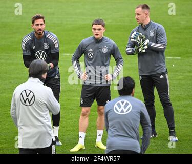 Düsseldorf, Deutschland. März 2021, 23rd. Bundestrainer Joachim Jogi Loew im Gespräch mit dem Torwart Kevin Trapp, Florian Wirtz und dem Torwart Marc-Andre ter Stegen (Deutschland). GES./Fussball/DFB-Training Düsseldorf, die Team, 23.03.2021 Fußball: Training, Training Deutsche Nationalmannschaft, Düsseldorf, 23. März 2021 Quelle: dpa/Alamy Live News Stockfoto