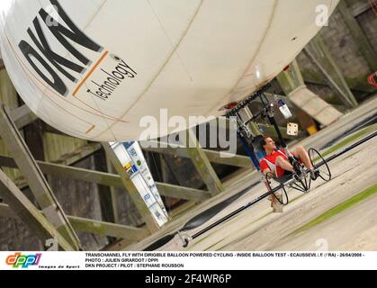 TRANSCHANNEL FLIEGEN MIT LUFTBALLONGETRIEBENEN FAHRRÄDERN - INNENBALLONTEST - ECAUSSEVILLE (FRA) - 26/04/2008 - FOTO : JULIEN GIRARDOT / DPPI DKN PROJEKT / PILOT : STEPHANE ROUSSON Stockfoto